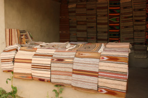 В Косові на базарі можна купити багато тканих виробів, вязаних з вовни речей