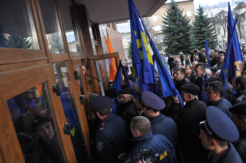 «Беркут» не впускав мітингувальників до Івано-Франківської ОВК