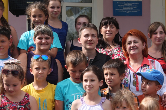 Наприкінці кожної зустрічі Савченко дозволяє з неї фотографуватися лише дітям