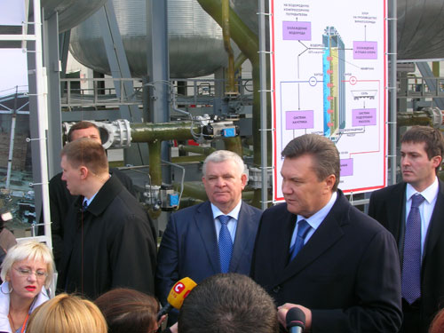 Віктор Янукович спілкується з пресою. Голова Івано-Франківської ОДА Михайло Вишиванок (зліва) супроводжує президента.
