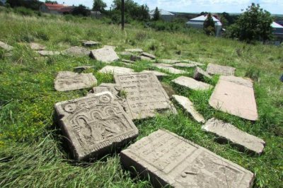 news-image: 50 старовинних єврейських надгробків віднайшли на вулицях Рогатина