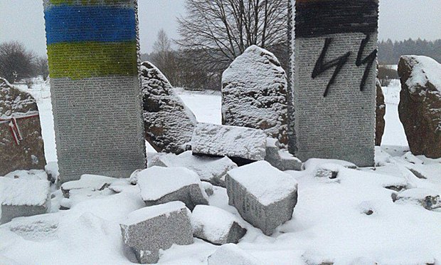 Зруйнований меморіал в Гуті Пеняцькій