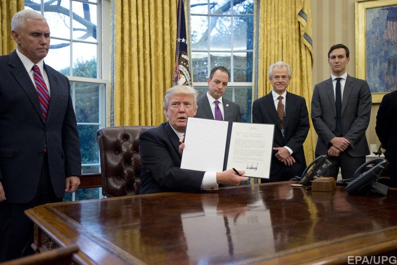 Дональд Трамп подписал отказ от соглашения, едва очутившись в Овальном кабинете Белого дома