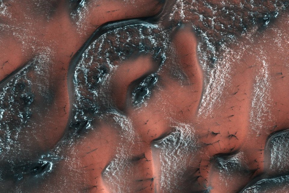У NASA показали, як виглядають снігові дюни на Марсі - фото 191783