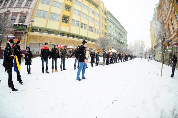 В неділю, 22-січня, в Івано-Франківську на Вічевому майдані до Дня Соборності молодь почала формувати живий ланцюг.