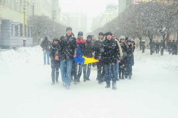 В неділю, 22-січня, в Івано-Франківську на Вічевому майдані до Дня Соборності молодь почала формувати живий ланцюг.