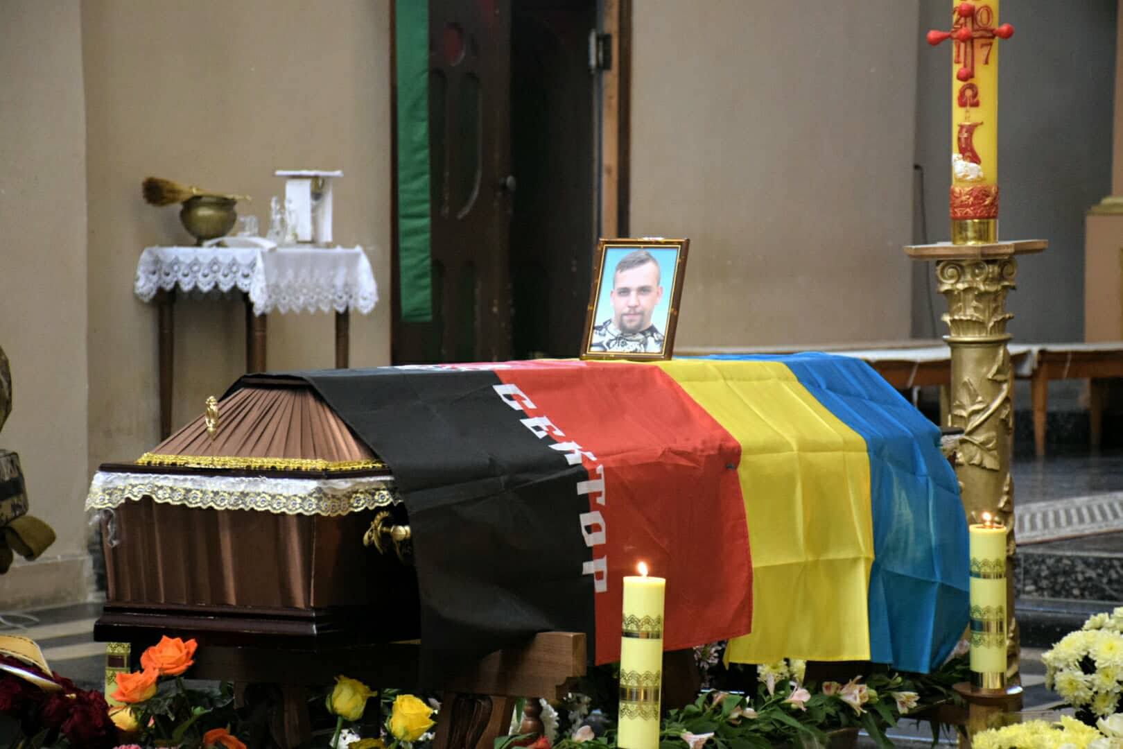 3cfea284c41ea070f9b26a1d37a38372 - У Франківську прощалися з бійцем "Спікером", який загинув на Донбасі - rai.ua
