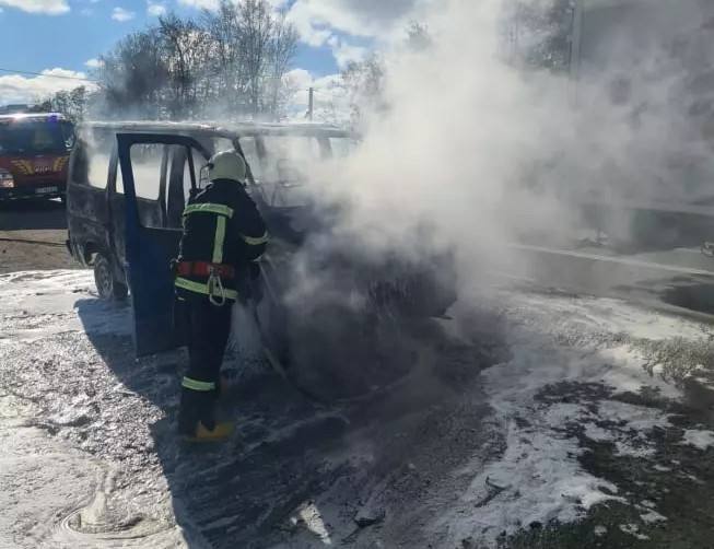 Неподалік Івано-Франківська згорів автомобіль (ФОТОФАКТ)