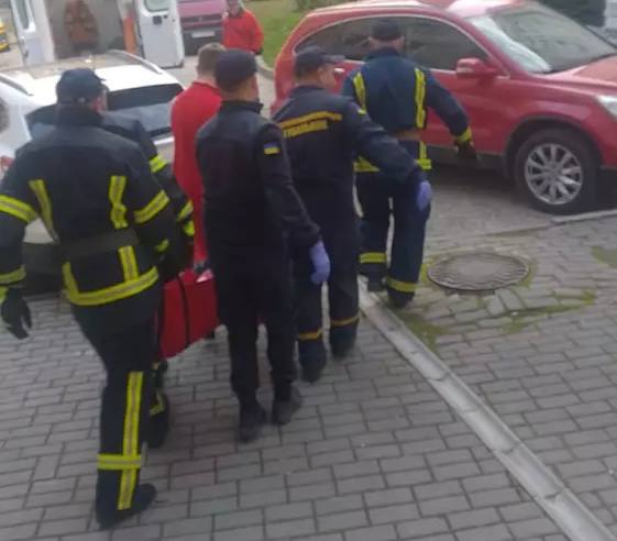 В Івано-Франківську рятувальники допомогли медичним працівникам з транспортуванням жінки (ФОТОФАКТ)