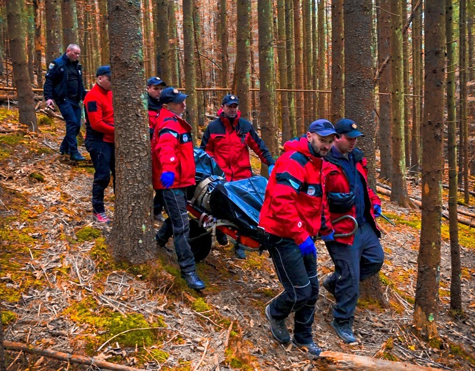 Помер у лісі: прикарпатські рятувальники транспортували тіло чоловіка (ФОТОФАКТ)