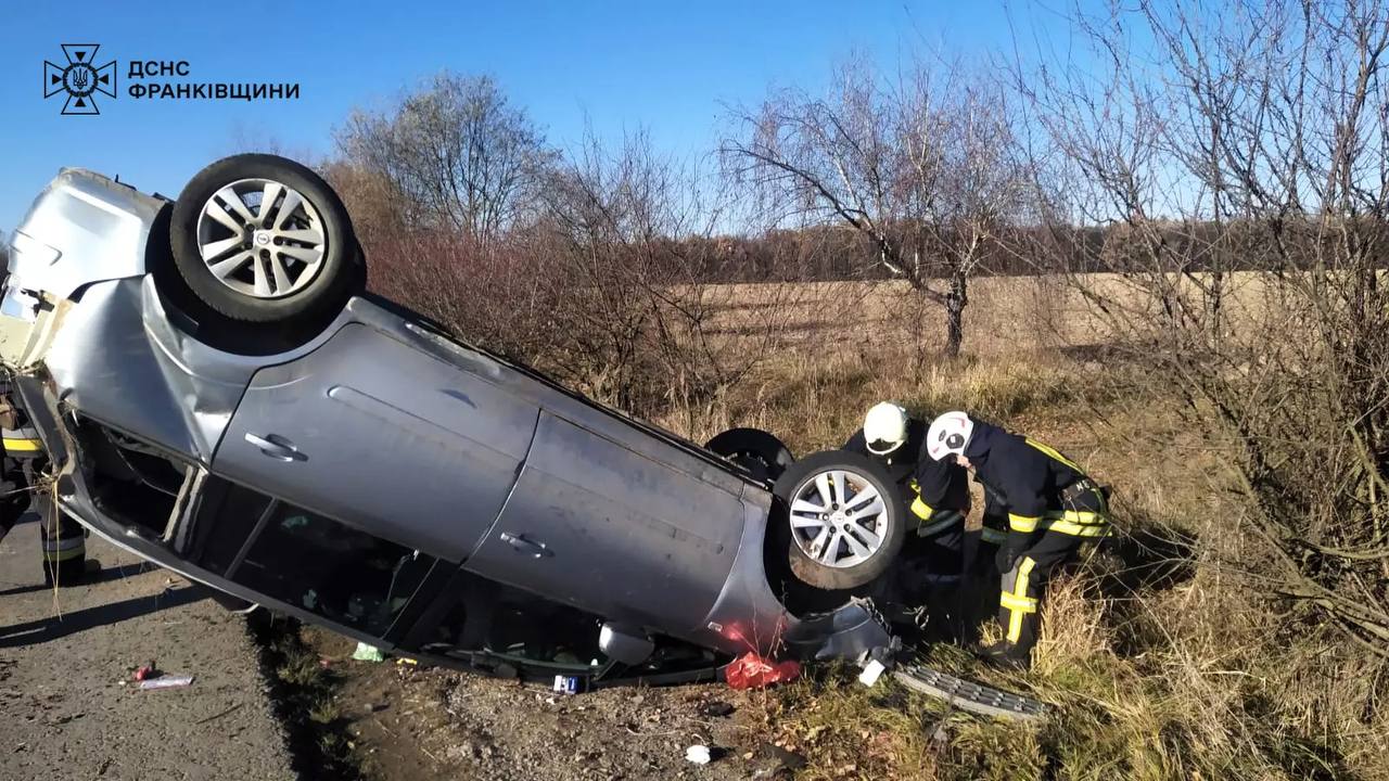 На Прикарпатті авто перекинулось на дах (ФОТОФАКТ)