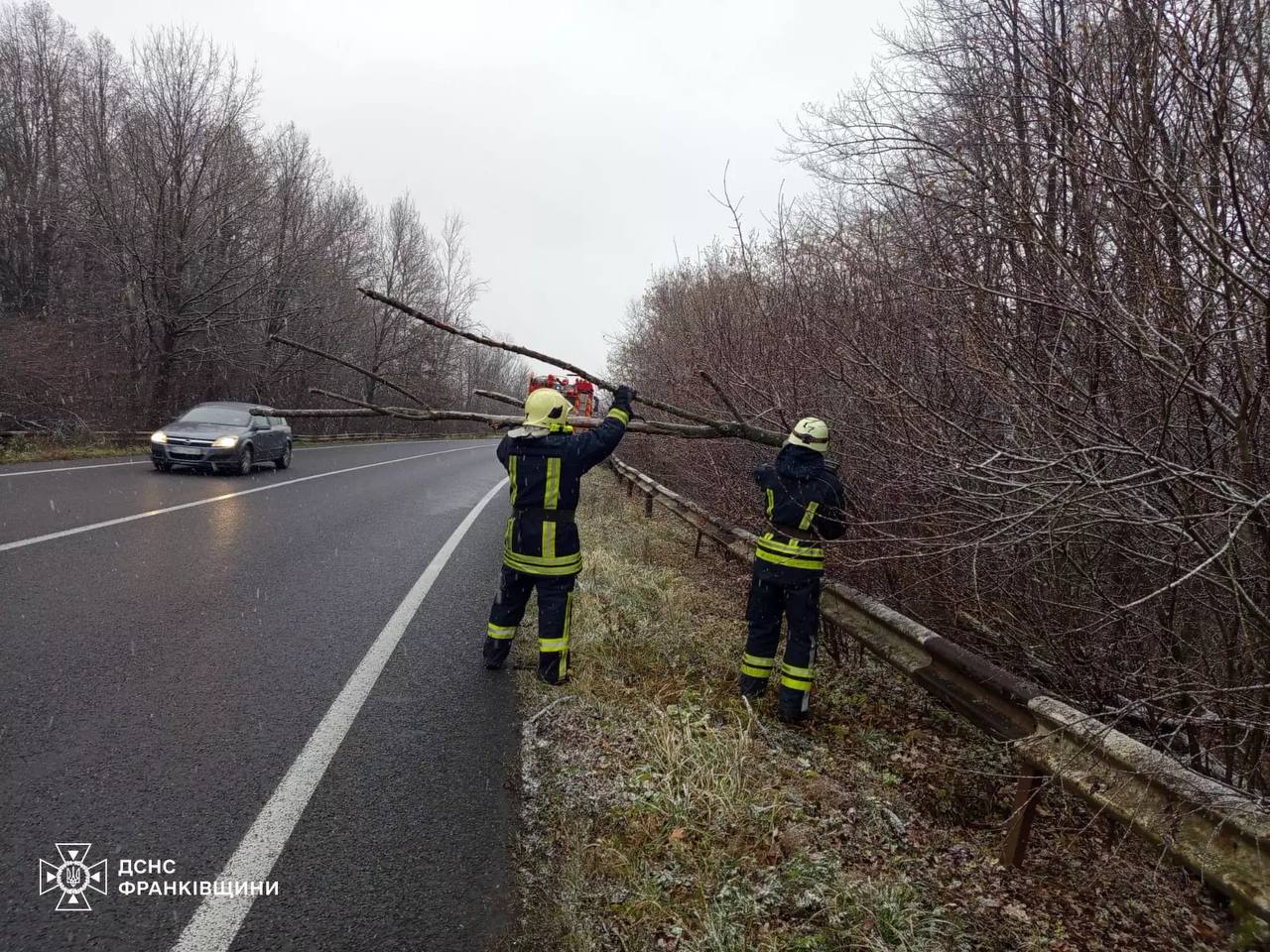 Прикарпатські рятувальники ліквідували наслідки негоди (ФОТОФАКТ)