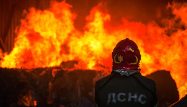 Внаслідок ракетної атаки на Прикарпатті горіла господарська будівля