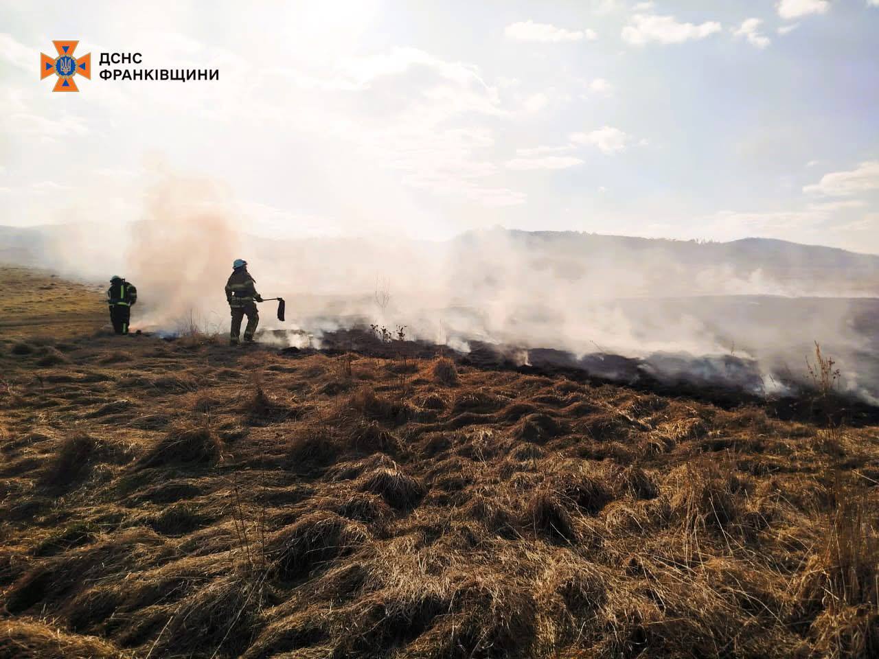 На Івано-Франківщині вогнеборці продовжують ліквідацію пожеж в екосистемах (ФОТО)