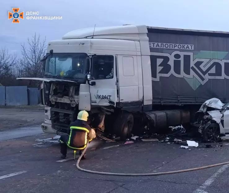 На Прикарпатті трапилася аварія за участі вантажного та легкового автомобілів (ФОТОФАКТ)