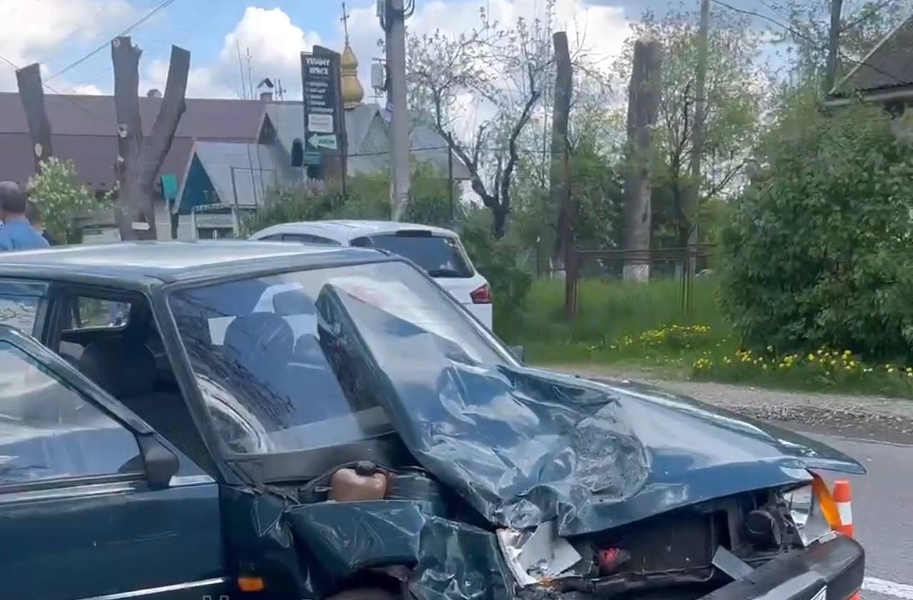 Одного з керманичів госпіталізували: на Прикарпатті зіткнулися автомобіль і мотоцикл (ФОТОФАКТ)