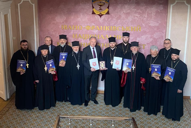 В Івано-Франківську випустилися перші медичні капелани
