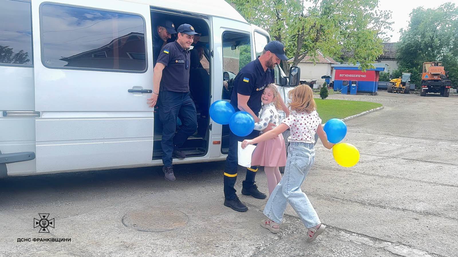 Залучалися до ліквідації наслідків обстрілів: з Сумщини повернулися прикарпатські рятувальники (ФОТО)