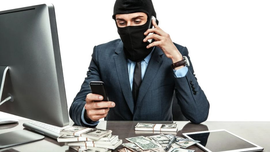 Намагалася продати товар в інтернеті: шахраї ошукали мешканку Івано-Франківська на майже 60 тисяч гривень
