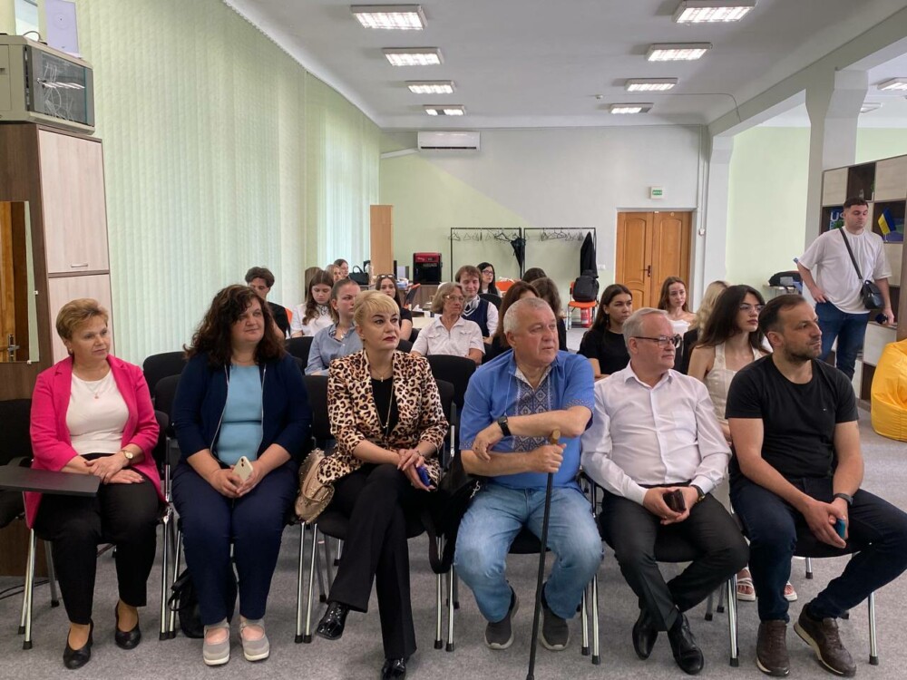 «Поміж текстом: журналісти для журналістів»: в Івано-Франківську представили книгу "Три роки незламності"