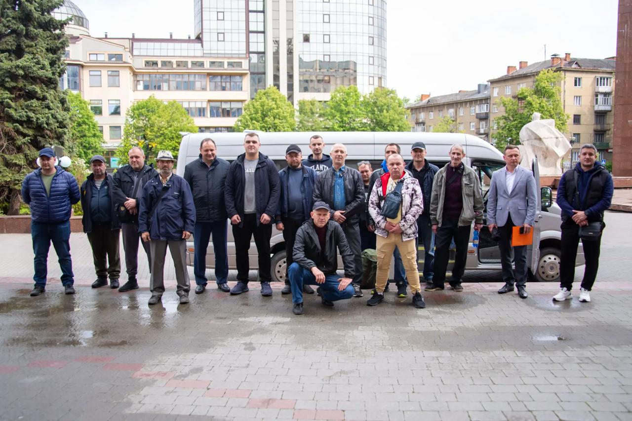 «Ворог підходить — мусимо зводити фортифікації»: івано-франківські комунальники долучились до укріплення оборони