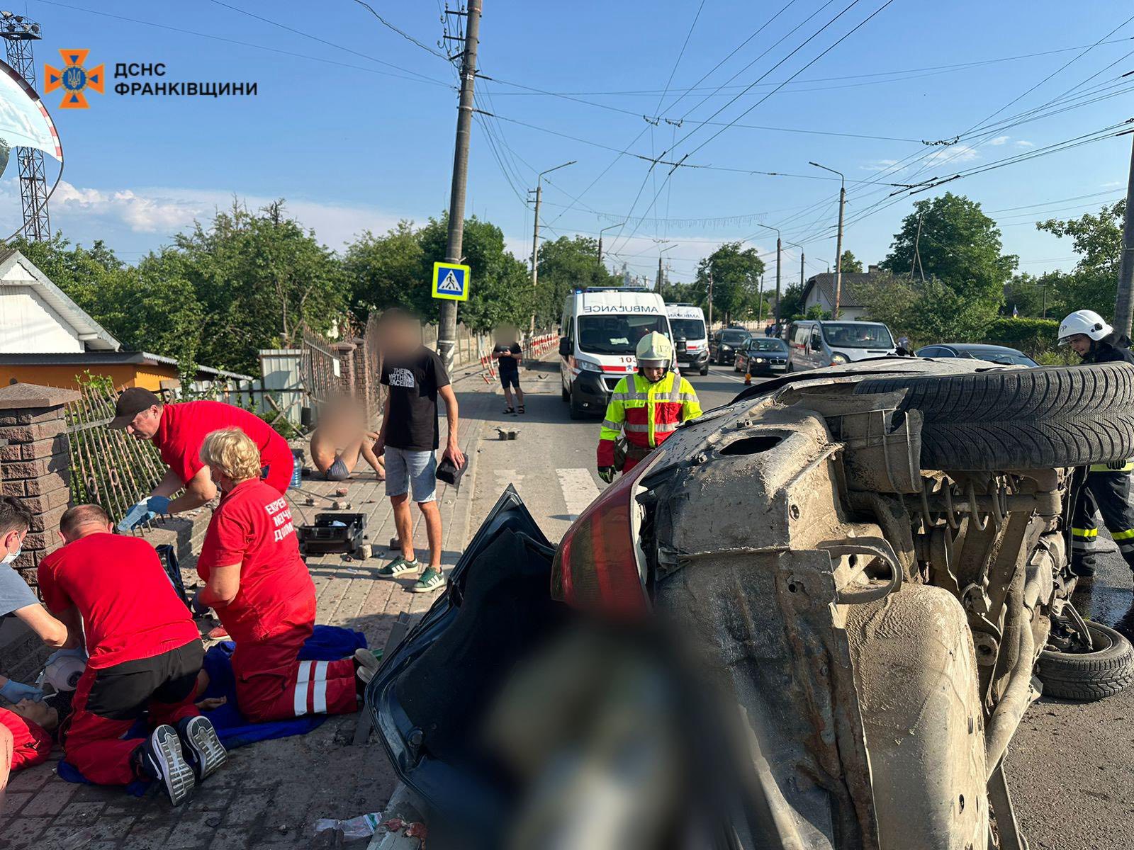 З поневіченого авто деблокували пʼятьох людей: рятувальники показали наслідки аварії у Ямниці, в якій загинула дитина (ФОТО)