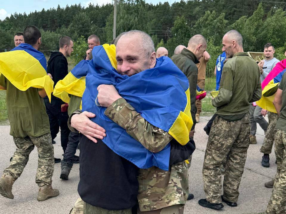 До України повернулася чергова група військовополонених (ФОТО)