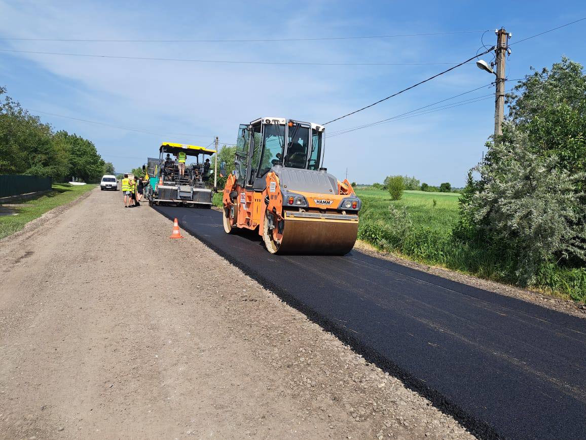Забезпечують належний стан інфраструктури: на Прикарпатті тривають дорожні роботи (ФОТО)