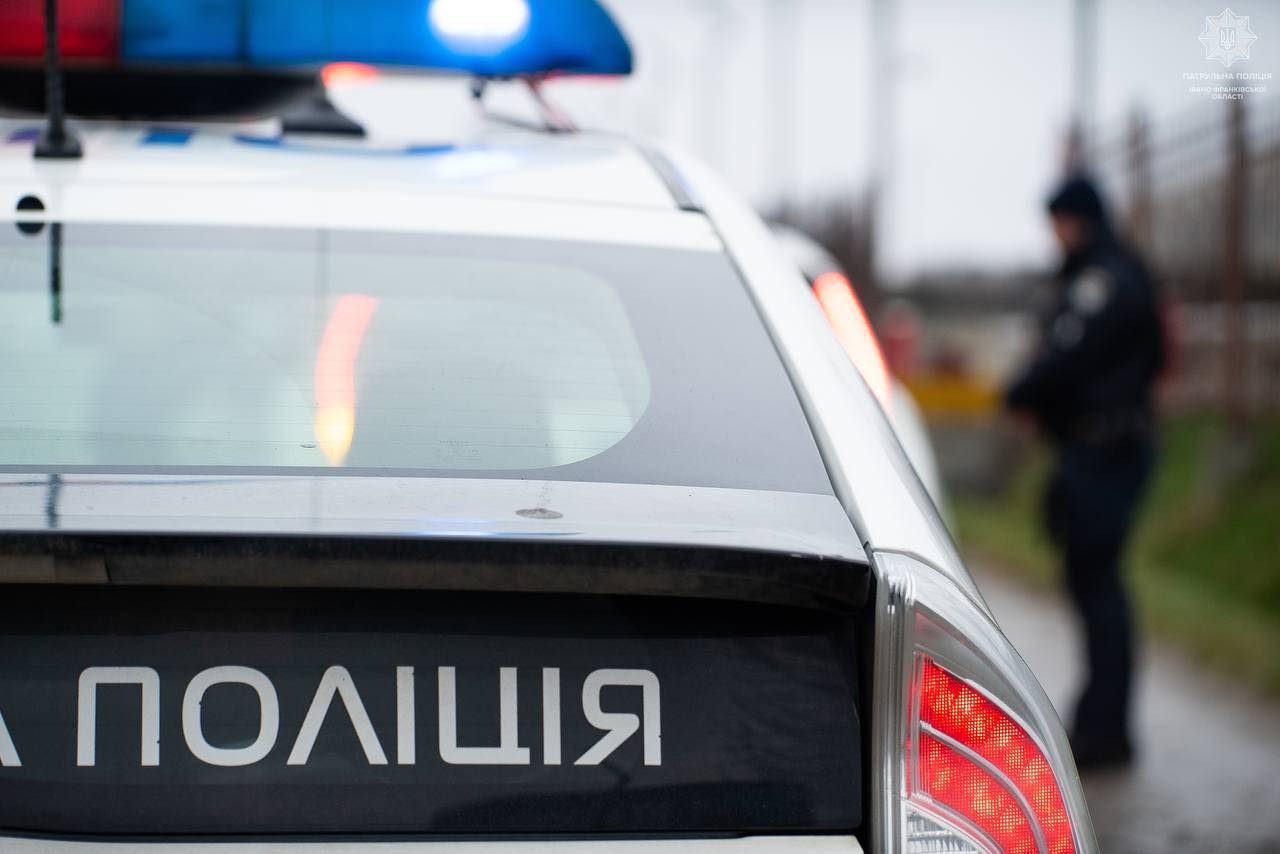 Сльозогінний газ, крики та втручання перехожих: в Івано-Франківську затримали чоловіка, який напав на патрульних