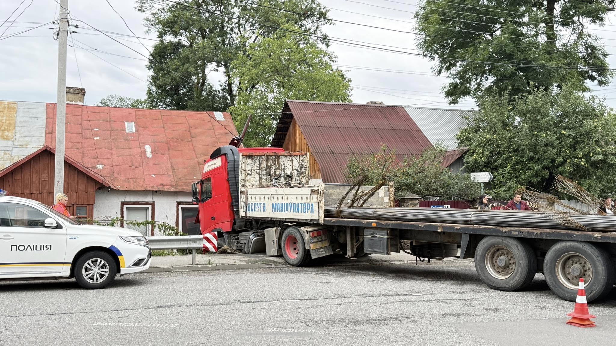 У Надвірній на регульованому перехресті авто знесло частину світлофора та врізалось в будинок (ФОТО)