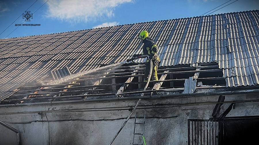 На Івано-Франківщині ліквідували пожежу на території підприємства (ФОТОФАКТ)