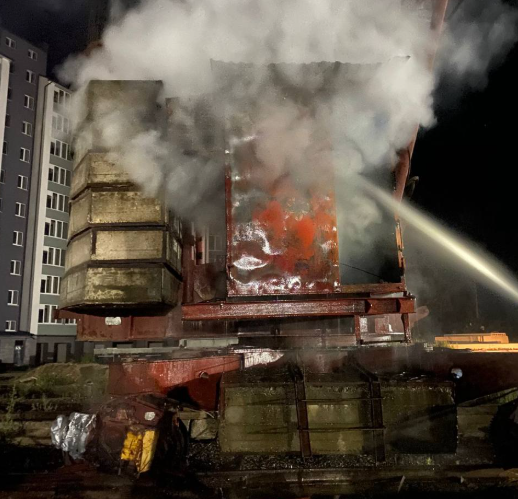 Горів баштовий кран: в Івано-Франківську вогнеборці ліквідували пожежу (ФОТО)