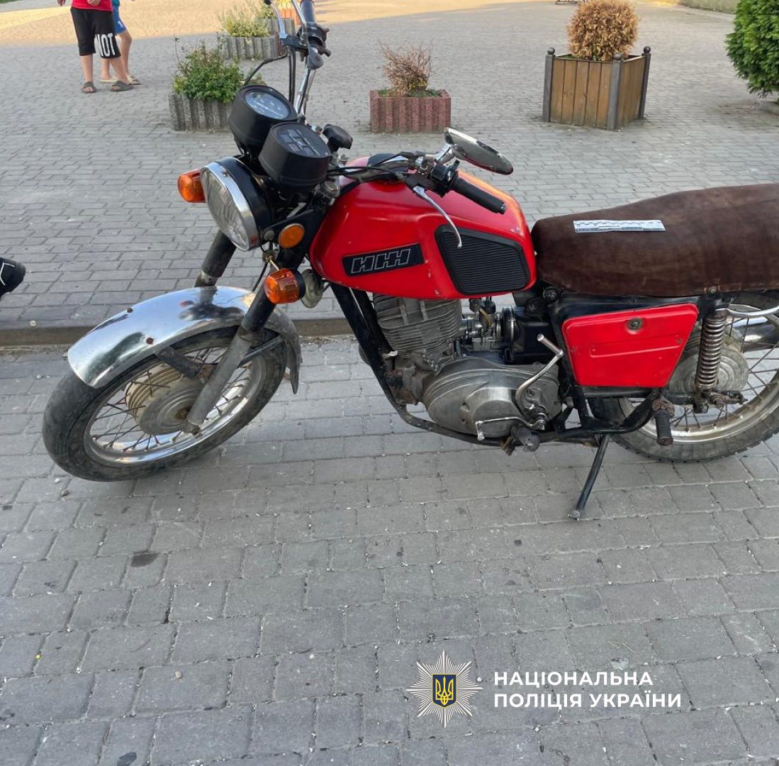 На Прикарпатті п'яний водій не надав перевагу у русі мотоциклісту: останній у лікарні (ФОТО)