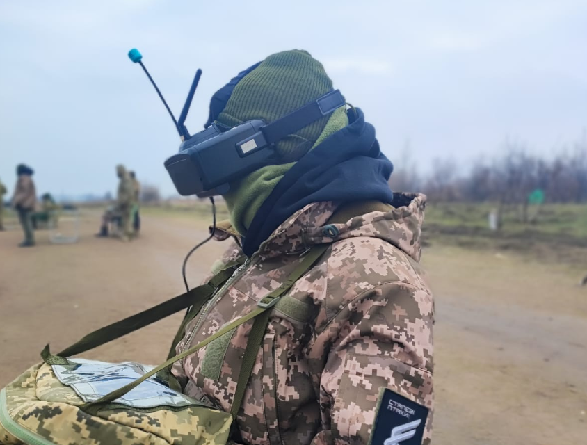 «Ми граємо у карти на удачу з життям без захисту від FPV»: прикарпатська військова закликає підтримати збір на РЕБ