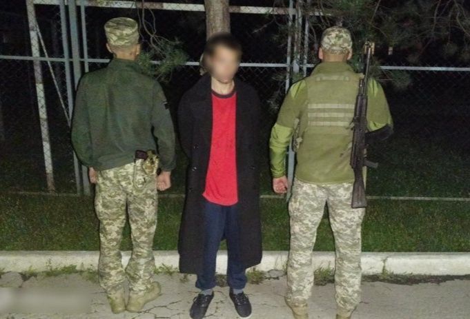 Йшов в Україну коліями: на кордоні зі Словаччиною затримали іноземця-туриста (ФОТОФАКТ)