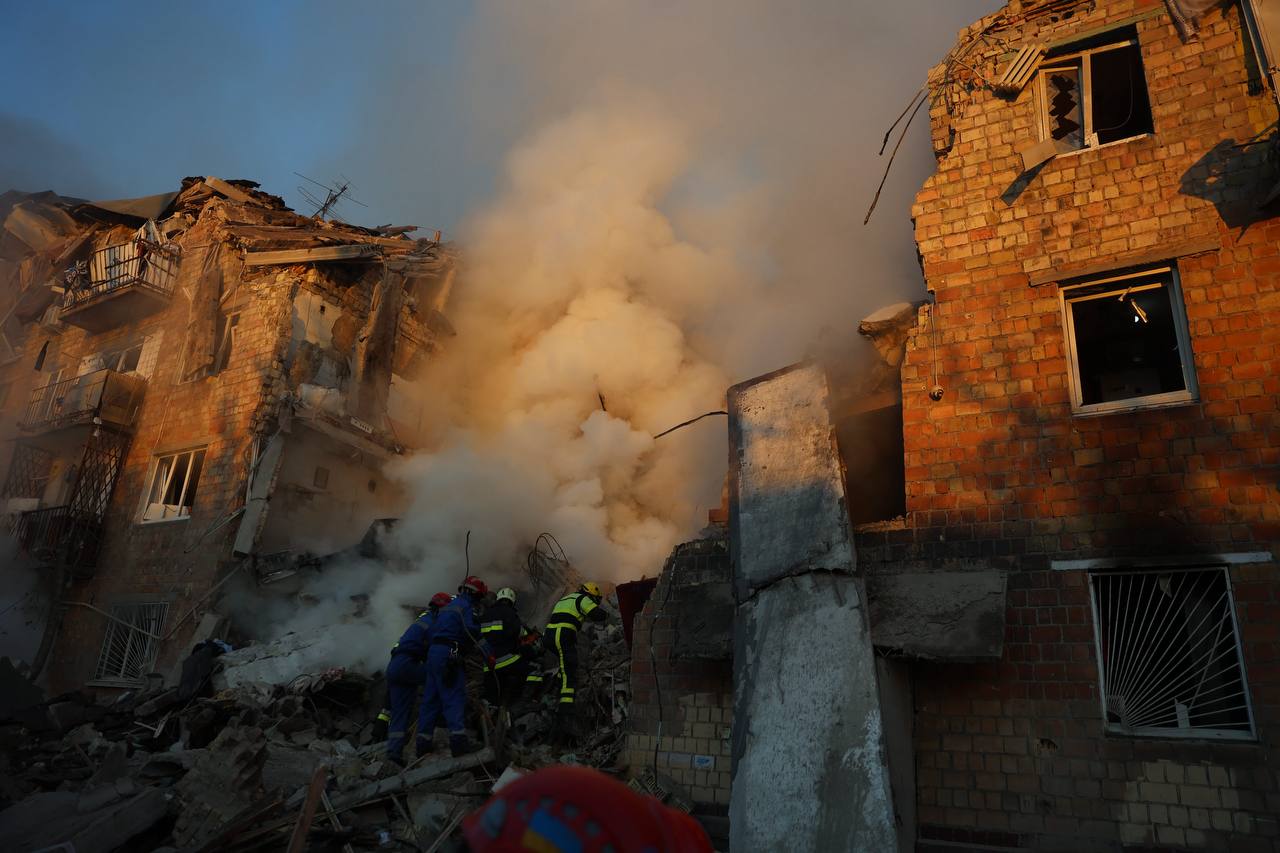 У Києві кількість загиблих внаслідок російського обстрілу зросла до 12 (ФОТО)