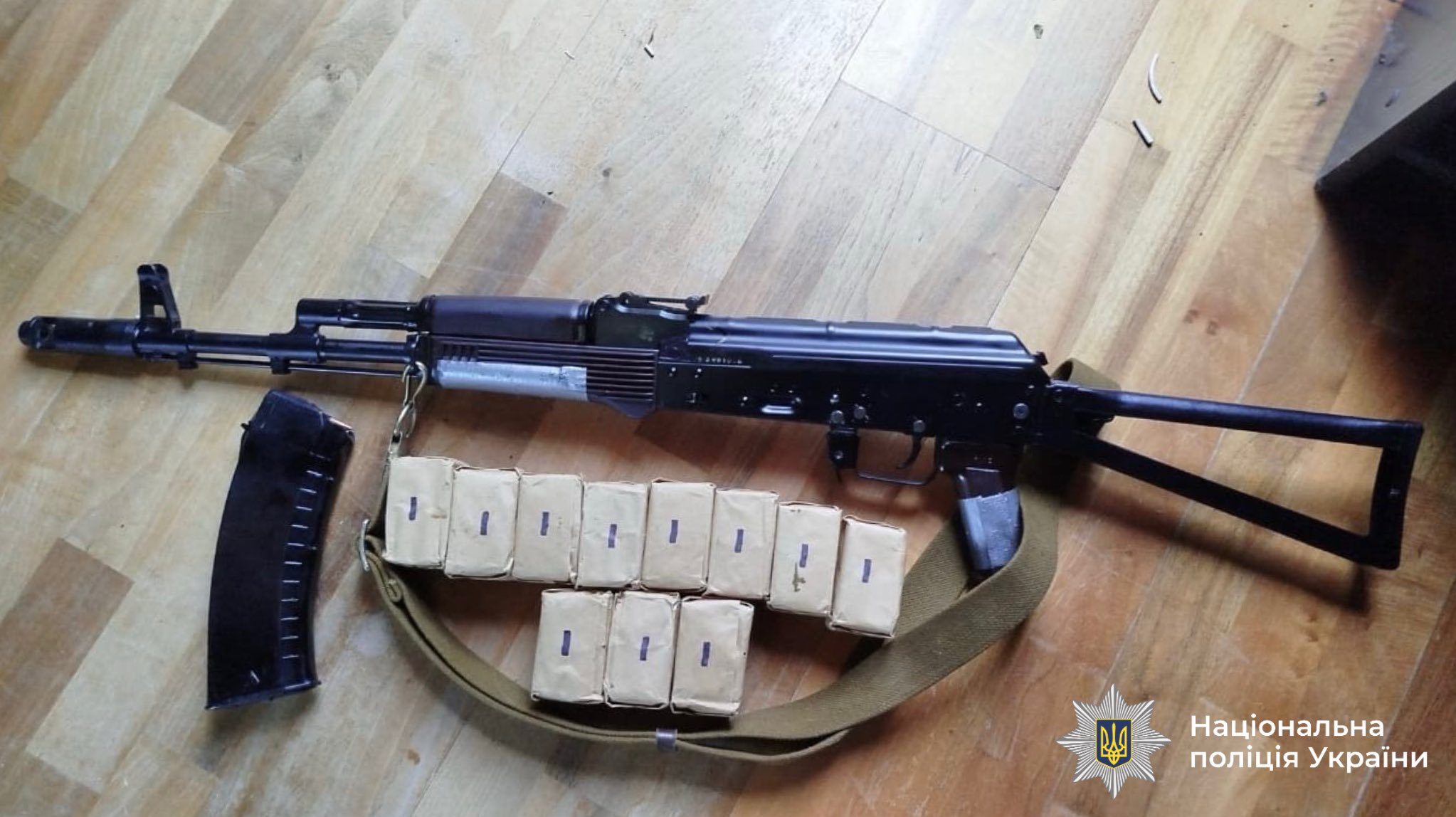 Вилучили автомат та понад 350 набоїв: на Прикарпатті чоловіка затримали за незаконне зберігання зброї (ФОТО)