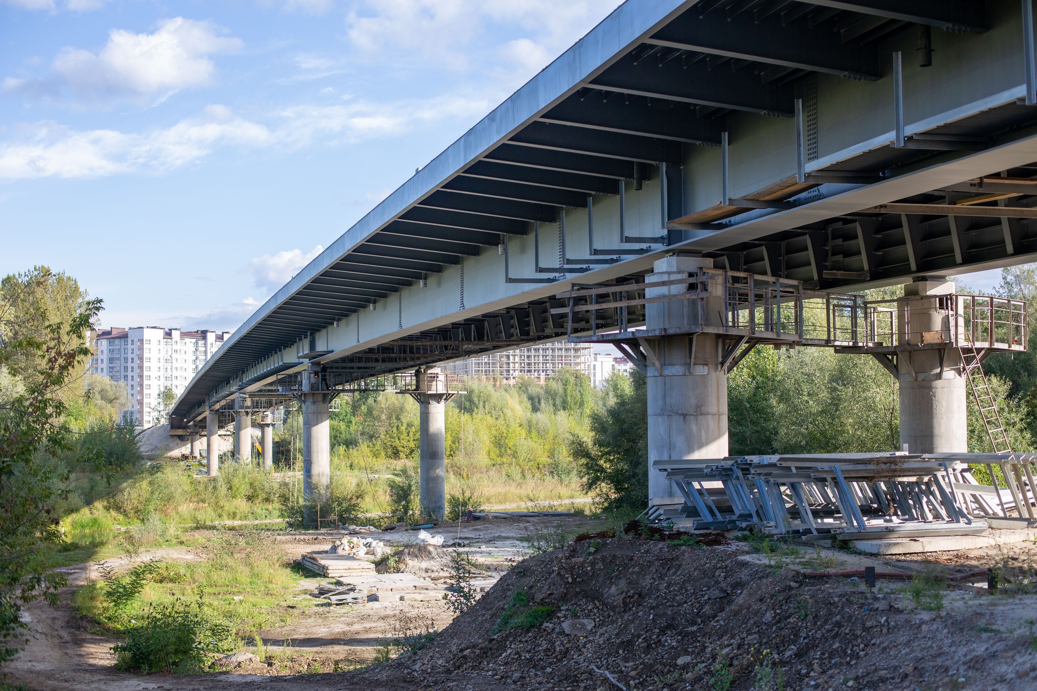 Готують до асфальтування: що відомо про будівництво моста на Пасічну