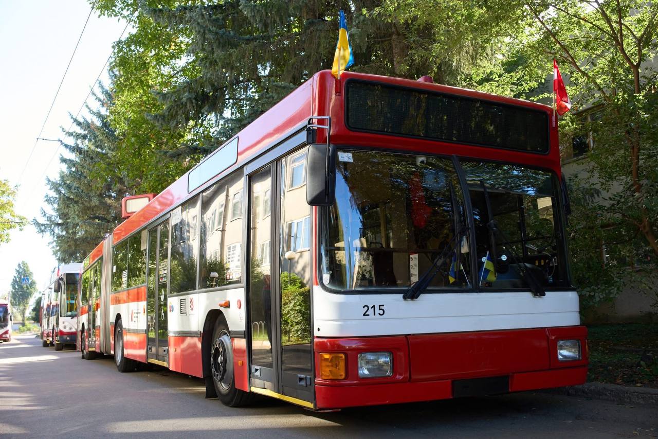 Запрошують на роботу водіїв: Івано-Франківськ отримав два тролейбуси від партнерів із Австрії та Чехії