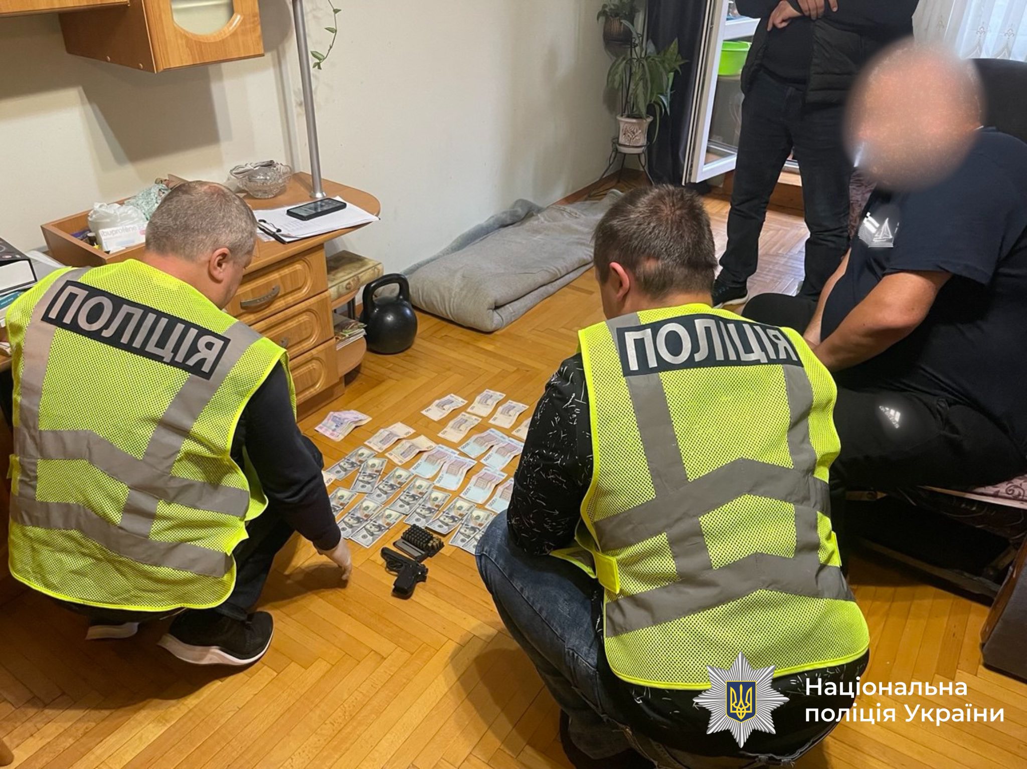 Виготовляв фальсифікований алкоголь і торгував боєприпасами: в Івано-Франківську затримали чоловіка (ФОТО)