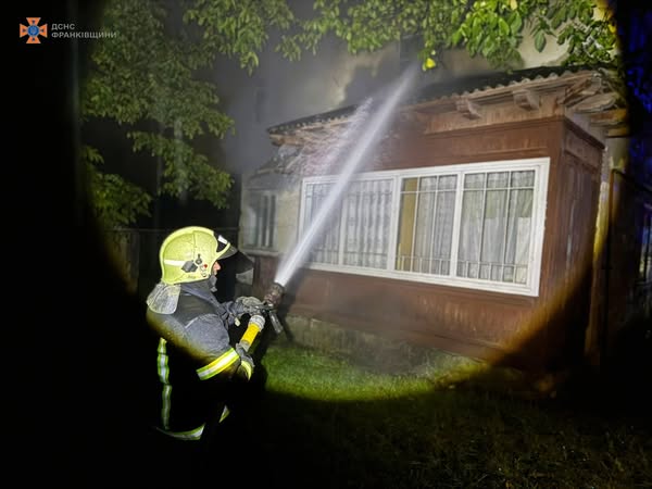 Загинуло двоє людей: на Івано-Франківщині сталася пожежа житлового будинку (ФОТО)