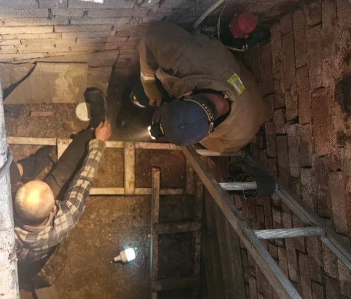 Травмував ногу й не міг вибратися: на Прикарпатті допомогли чоловікові, який впав у підвал (ФОТО)