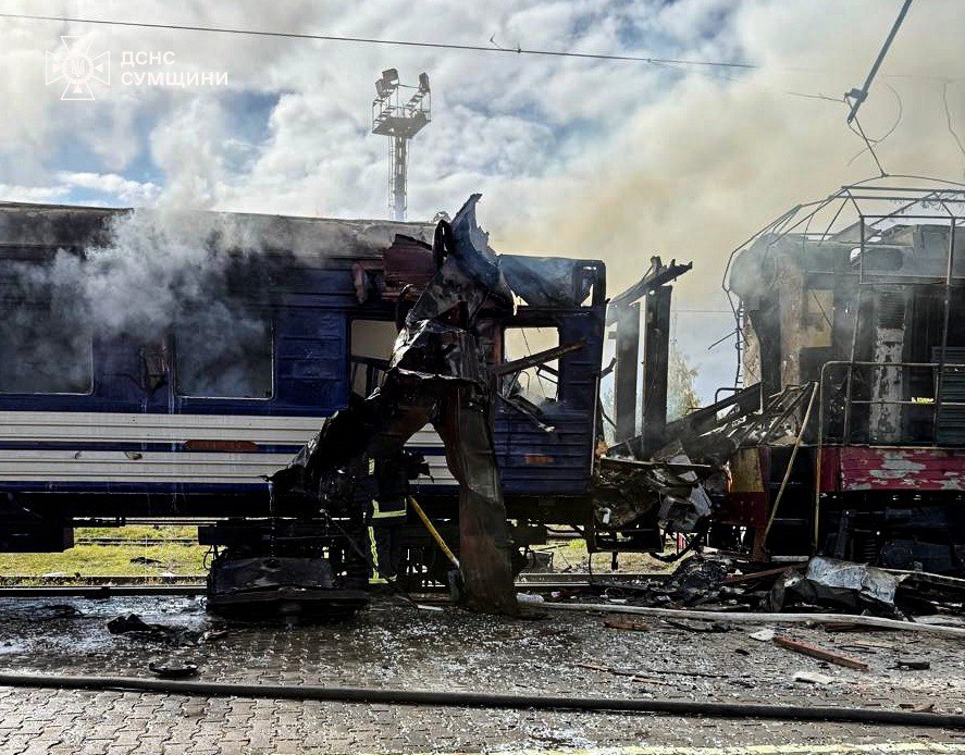 Є постраждалі: росіяни вдарили по залізничному вокзалу на Сумщині