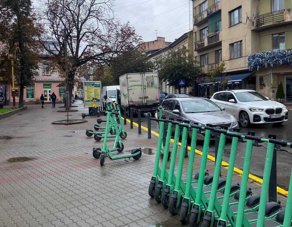 «Просто зупинятимуться»: в Івано-Франківську прокатні самокати більше не їздитимуть в центральній пішохідній зоні