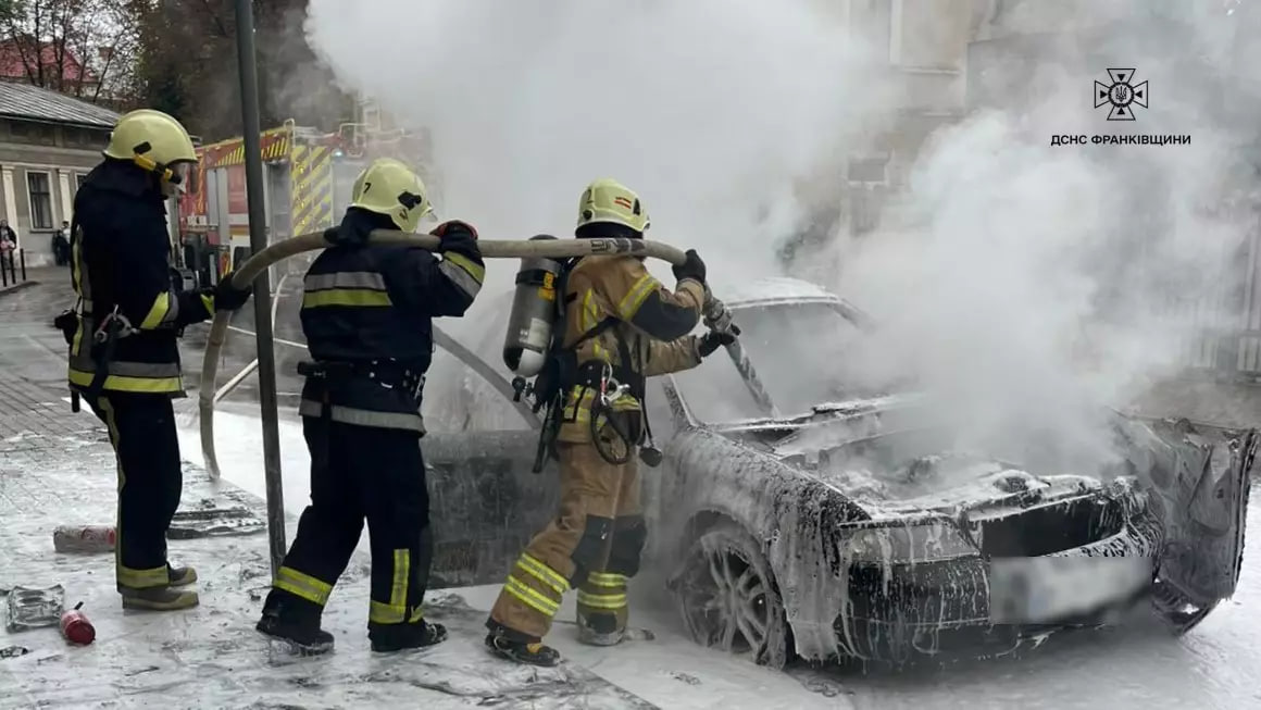 На Прикарпатті посеред дороги загорівся автомобіль (ФОТОФАКТ)