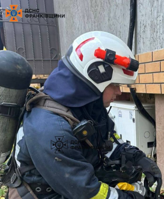 Горів житловий будинок: на Прикарпатті рятувальники ліквідували пожежу
