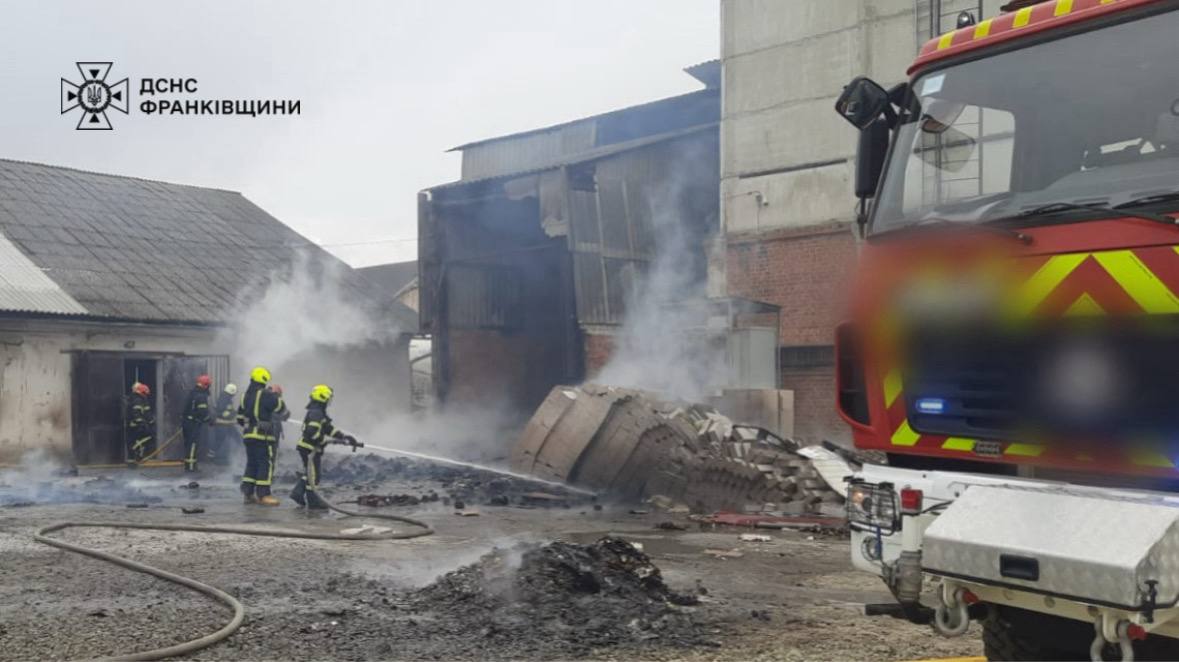 Горів склад: на Прикарпатті рятувальники ліквідували пожежу (ФОТОФАКТ)