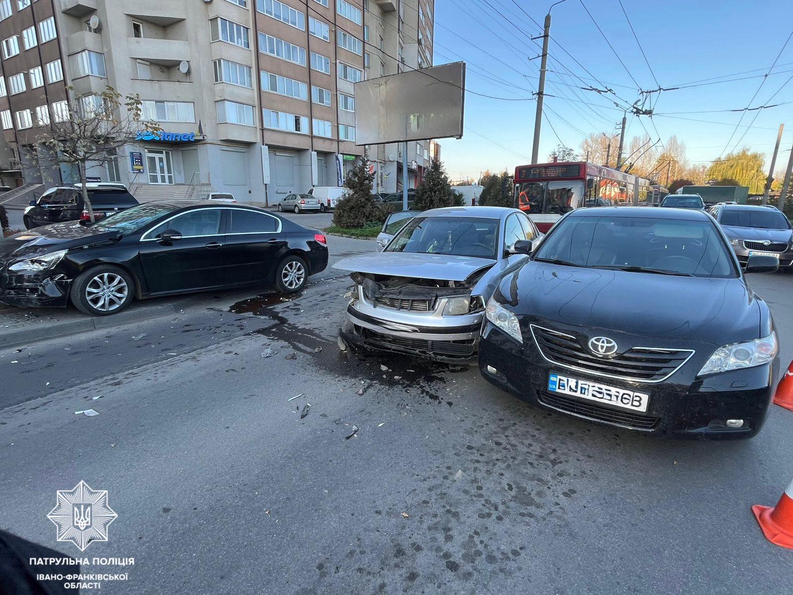 Спричинив аварію за участі трьох автомобілів: в Івано-Франківську на водія склали адмінматеріали (ФОТОФАКТ)