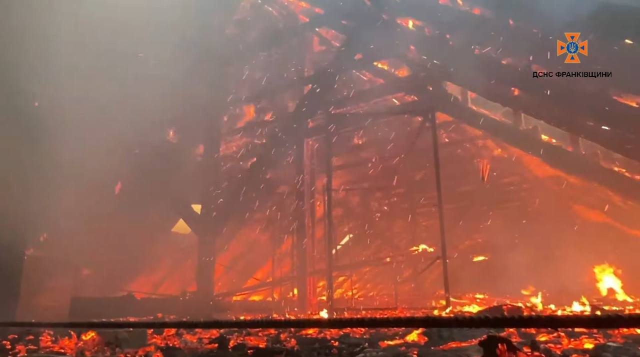 В Івано-Франківську горить п'ятиповерхівка: є постраждалі (ВІДЕО)