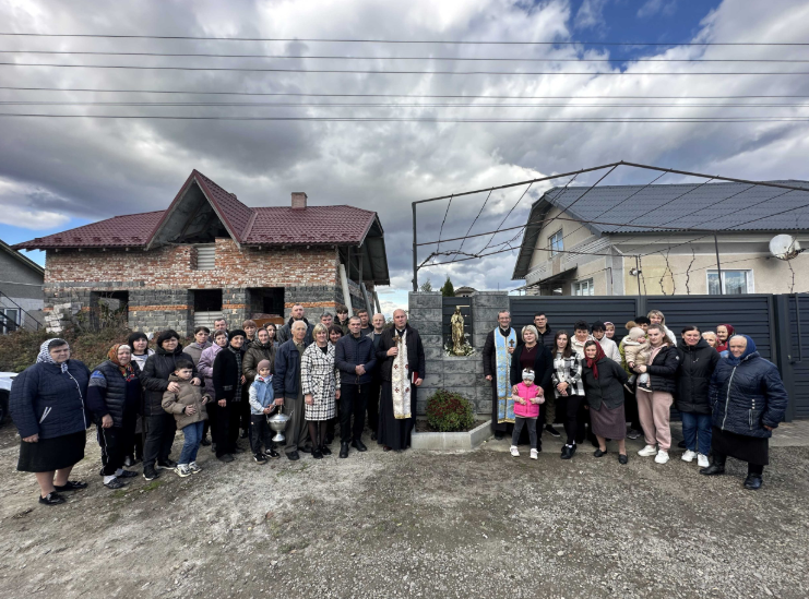 На Івано-Франківщині освятили фігуру Пресвятої Богородиці в пам’ять про воїна Юрія Левандівського